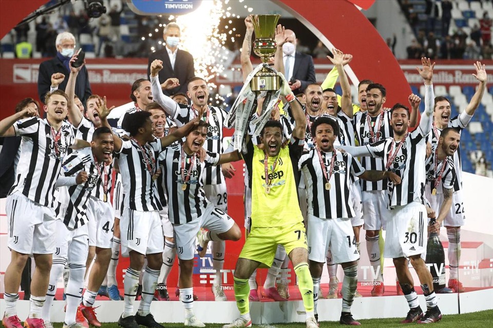 Một tờ báo Ý đã tố Juventus được trọng tài thiên vị